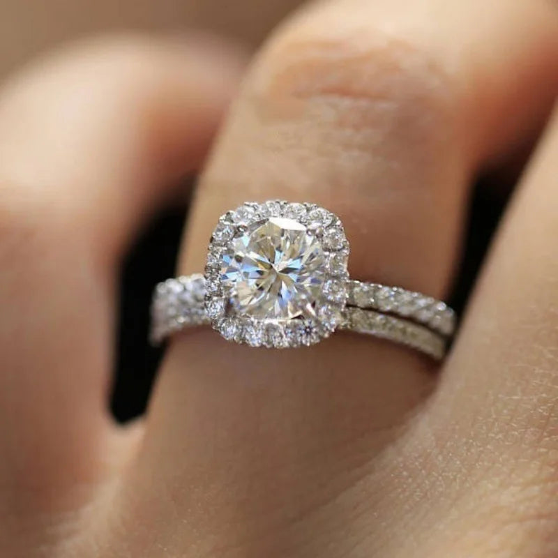 Sonderangebot: Einfache und elegante runde/quadratische CZ-Ringe für Frauen in Silberfarbe. Verlobungs- und Hochzeitsfeier, modische Schmuckringe für Frauen